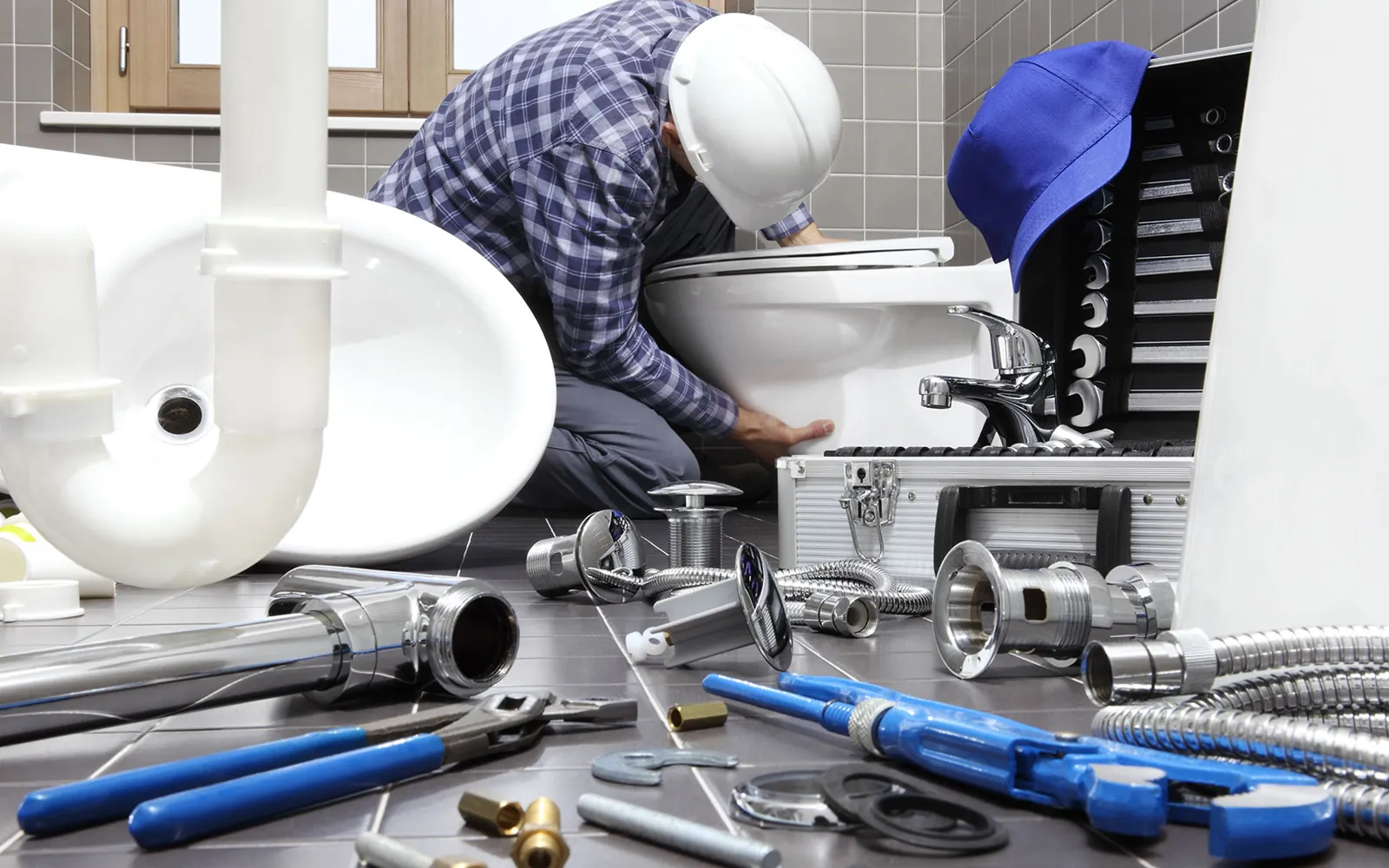 Instalatérské nářadí a materiál při montáži